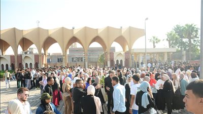 تزاحم الطلاب في أول أيام العام الدراسي بجامعة حلوان (فيديو وصور) 
