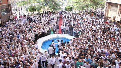 آداب عين شمس كاملة العدد في أول يوم دراسي (فيديو وصور) 