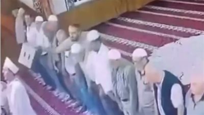 واقعة صادمة، شاب يضرب إمام مسجد أثناء سجوده يثير غضب المصلين (فيديو)