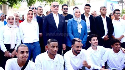 رئيس جامعة عين شمس يؤدي تحية العلم مع الطلاب (فيديو وصور)