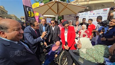 موقف إنساني لرئيس جامعة القاهرة مع ذوى الهمم (فيديو)