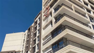 بسبب تنظيف الزجاج، مصرع عامل وإصابة آخر في مول شهير بالتجمع