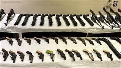 ضبط 22 بندقية و25 فردا وطبنجة داخل ورشة لتصنيع الأسلحة النارية بالبحيرة 