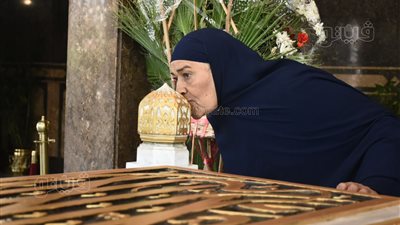 زوار يقبلون ضريح عبد الناصر فى ذكرى رحيله (فيديو)