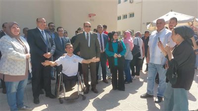 رئيس جامعة المنصورة يلتقط صورا تذكارية مع طلاب من ذوي الهمم (صور)