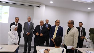وزير التعليم العالي يتفقد جامعة حلوان ويطمئن على انتظام الدراسة