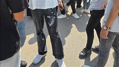 بنطلونات مقطعة وقصات شعر، موضة ملابس طلاب جامعة القاهرة في اليوم الأول (فيديو)