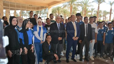وزير التعليم العالي يلتقط الصور التذكارية مع الطلاب بجامعة حلوان (صور)