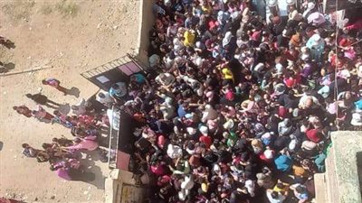 «كله فوق بعضه»، زحام شديد أمام إحدى مدارس المرج يثير الجدل (صور) 