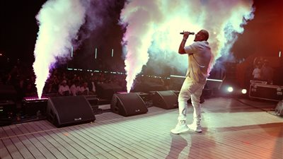 عمرو دياب يحيي حفلا غنائيا بمدينة العلا في السعودية