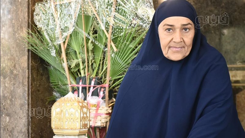 مسنة من داخل ضريح