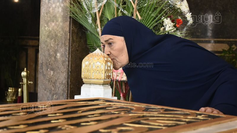 زوار يقبلون ضريح
