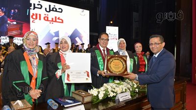 رئيس جامعة القاهرة يشهد احتفالية تخرج دفعة 2024 بكلية الإعلام ويكرم نقيب الصحفيين