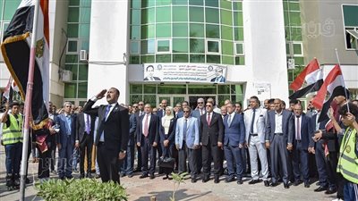 رئيس جامعة بني سويف يتفقد بعض الكليات ويشارك في تحية العلم