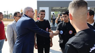 رئيس جامعة القناة يستقبل طلاب الفرقة الأولى بكلية الطب (فيديو وصور) 