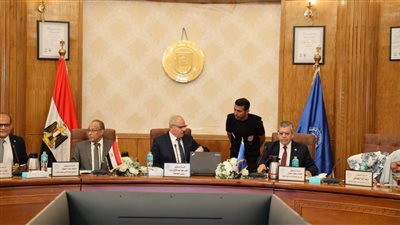 رئيس جامعة القناة يشيد بجهود أسرة 