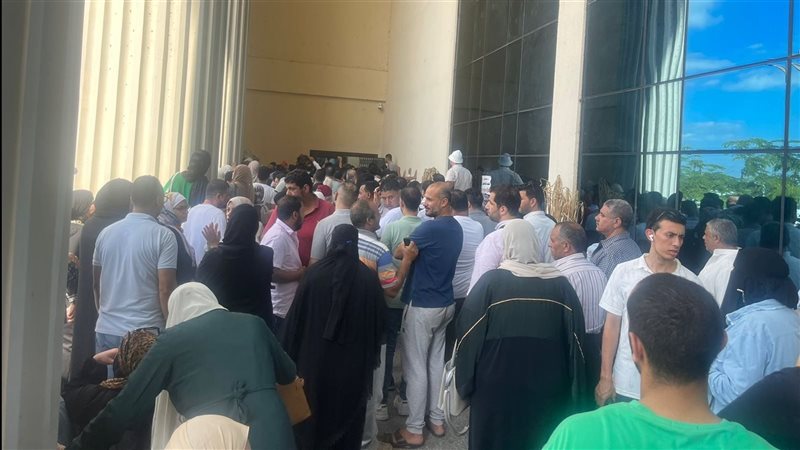زحام على سحب كراسات