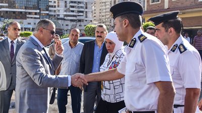 محافظ الإسكندرية يتابع الحركة المرورية بشارع توت عنخ آمون بسموحة