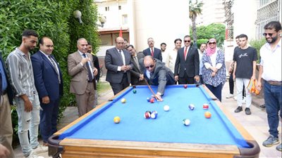لعب بلياردو وبنج بونج، رئيس جامعة المنصورة يستقبل الطلاب الجدد (صور)