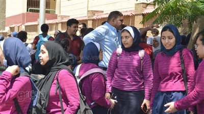 التعليم تكشف حقيقة إلغاء الأحياء للصف الثاني الثانوي 