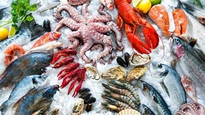 أسعار الأسماك اليوم الإثنين، انخفاض البلطي والجمبري في سوق العبور