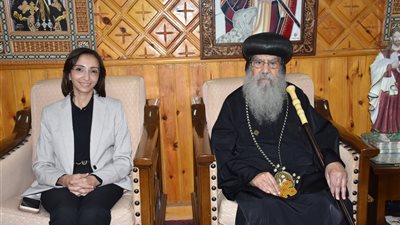 محافظ البحيرة تكرم الأنبا باخوميوس وتهديه درع المحافظة