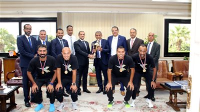 رئيس القابضة للمطارات يستقبل فريق الكرة الشاطئية بعد فوزه ببطولة الجمهورية للشركات 