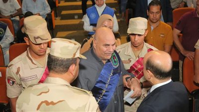 محافظ كفرالشيخ ومدير جمعية المحاربين القدماء يكرمان أسر الشهداء