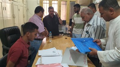 رئيس مركز جهينة في سوهاج يتابع أعمال تلقى طلبات التصالح 