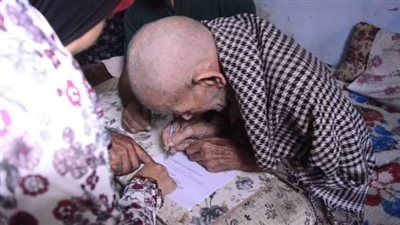 عمره 103 أعوام، مسن يحصل شهادة علي محو الأمية وتضامن الإسكندرية تكرمه