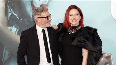 خواكين فينيكس وليدي جاجا في العرض الخاص لفيلم Joker: Folie à Deux (فيديو)