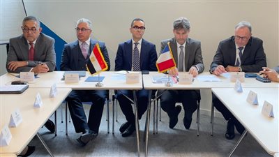 رئيس اقتصادية قناة السويس يبحث فرص الاستثمار في الوقود الأخضر