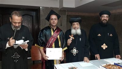 الأنبا دانيال يكرم خريجي الدفعة الـ 7 من مركز أثناسيوس الرسولي بالمعادي