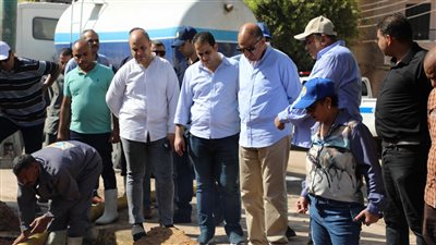 محافظ المنيا يتفقد أعمال إصلاح كسر في خط مياه رئيسي بحي شمال