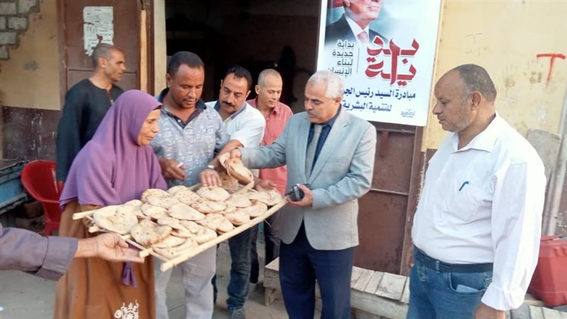 توزيع الخبز مجانًا