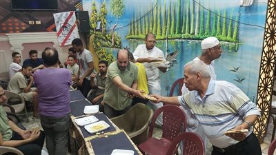 جماهير الزمالك والأهلي بالإسكندرية على مائدة واحدة احتفالا بفوز الأبيض بالسوبر الإفريقي (صور)