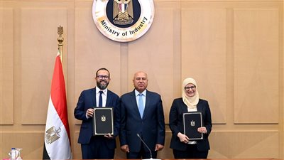 وزير الصناعة يشهد توقيع عقد لإقامة مصنع لإنتاج الضفائر الكهربائية