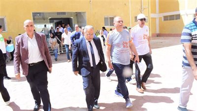 رئيس جامعة سوهاج يشارك الأيتام بالألعاب الرياضية ضمن مبادرة بداية (صور) 