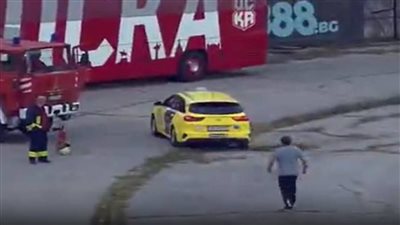 سائق يقتحم بسيارته ملعب مباراة لكرة القدم في بلغاريا 