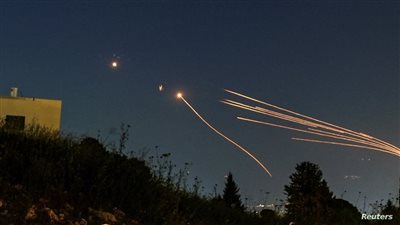 الإذاعة الإسرائيلية تؤكد إطلاق إيران نحو 200 صاروخ نحو تل أبيب