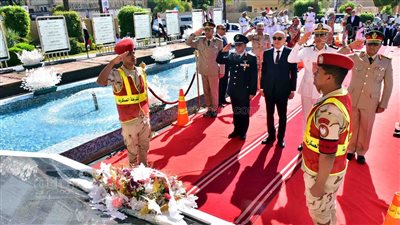 محافظ الأقصر يضع إكليلا من الزهور على النصب التذكاري احتفالا بانتصارات أكتوبر (صور)