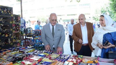رئيس جامعة سوهاج يتفقد منافذ بيع المنتجات الغذائية داخل الكافتيريات 