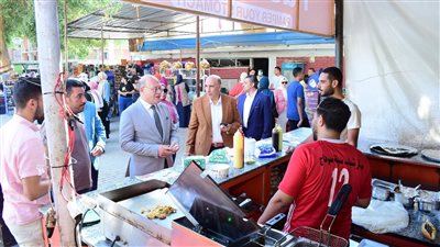 رئيس جامعة سوهاج يتفقد منافذ بيع المنتجات الغذائية 