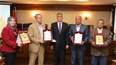 محافظ الجيزة يكرم عددا من أعضاء المجلس التنفيذي السابقين لبلوغهم سن المعاش 
