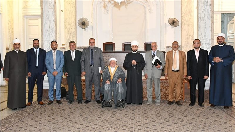 وزير الأوقاف يجتمع