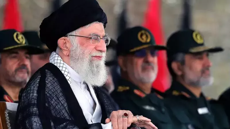 الخامنئى مع الحرس