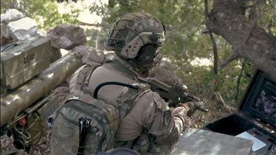 حزب الله يحرق مستوطنات إسرائيلية بوابل صواريخ وفرق إطفاء تعمل على إخمادها