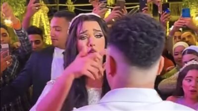 إسلام كابونجا يرقص مع زوجته على أغنيته 