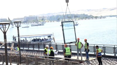 تركيب الممشى الزجاجى أهل مصر بكورنيش النيل فى أسوان (صور)