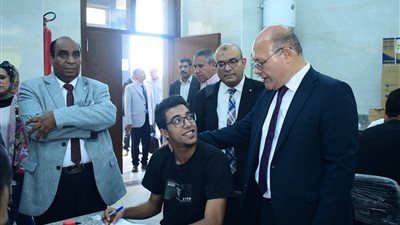رئيس جامعة سوهاج يفتتح مبنى المعامل المركزية بكلية الطب بتكلفة 70 مليون جنيه 